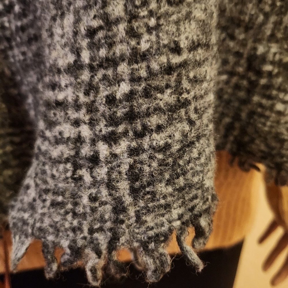 Made In Italy Black and White Knit Scarf, EUC - Picture 7 of 11